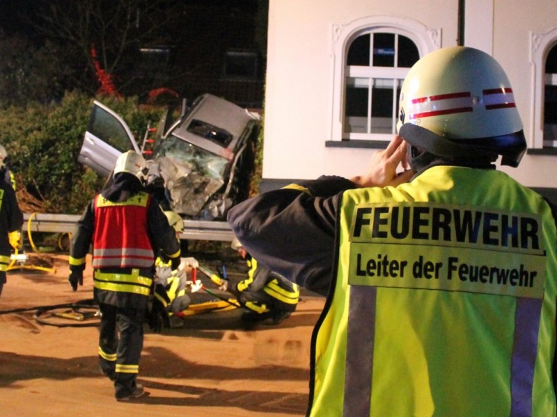 Ein tragischer Unfall in der Nacht zum Dienstag 06.11.2012 in Waltrop endet für vier Jugendliche im Krankenhaus – zwei waren eingeklemmt. Foto: Björn Jadzinski / WAZ FotoPool