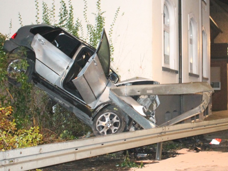 Ein tragischer Unfall in der Nacht zum Dienstag 06.11.2012 in Waltrop endet für vier Jugendliche im Krankenhaus – zwei waren eingeklemmt. Foto: Björn Jadzinski / WAZ FotoPool