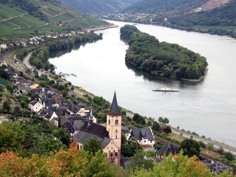 Vom Rundweg Rhein-Wisper-Glück fällt der Blick auf Lorch am Rhein.