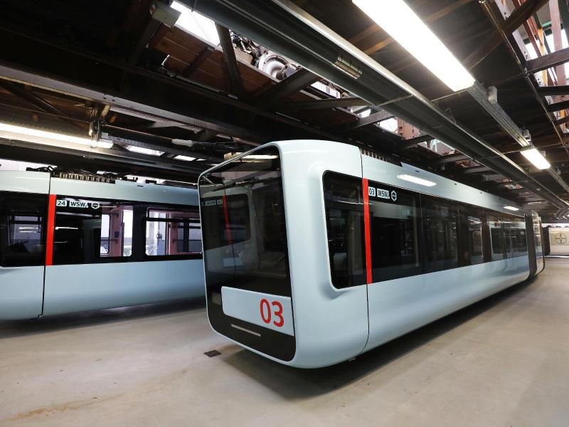 Waggons der Schwebebahn hängen in einer Wagenhalle im Stadtteil Vohwinkel.