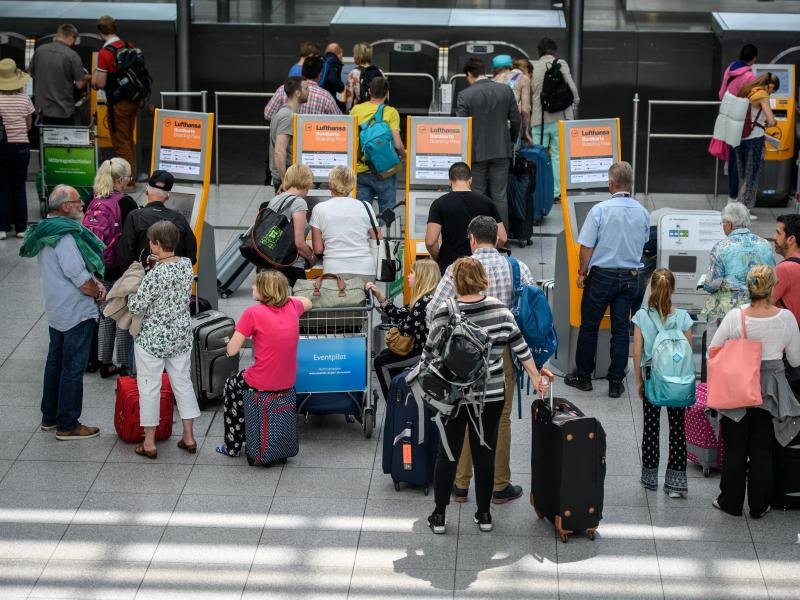 Wann der Check-in am Flughafen beginnt, hängt von verschiedenen Faktoren ab. Abflugzeit, Schalterbelegung und die Auslastung der Abfertigung sind meist entscheidend.