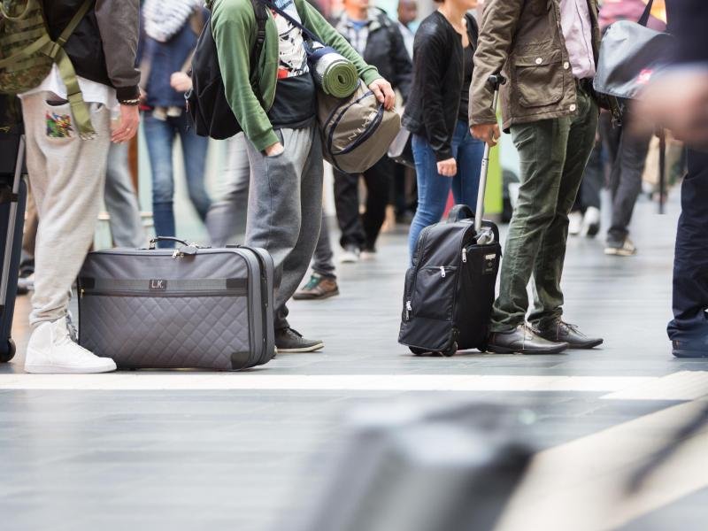 Warten am Bahnsteig: Wenn ein Zug der Bahn richtig überfüllt ist, können manchmal nicht alle Fahrgäste mitfahren.