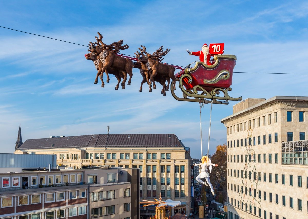 Weihnachtsmarkt Bochum fliegender Weihnachtsmann.jpg