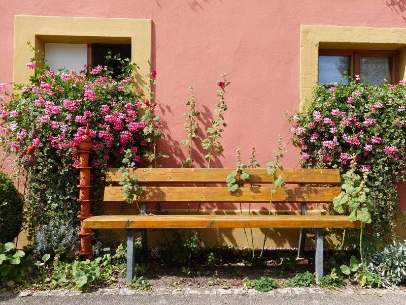 Wenn diese Bank im Klosterdorf Speinshart nicht zum Füße ausstrecken einlädt - welche dann?.