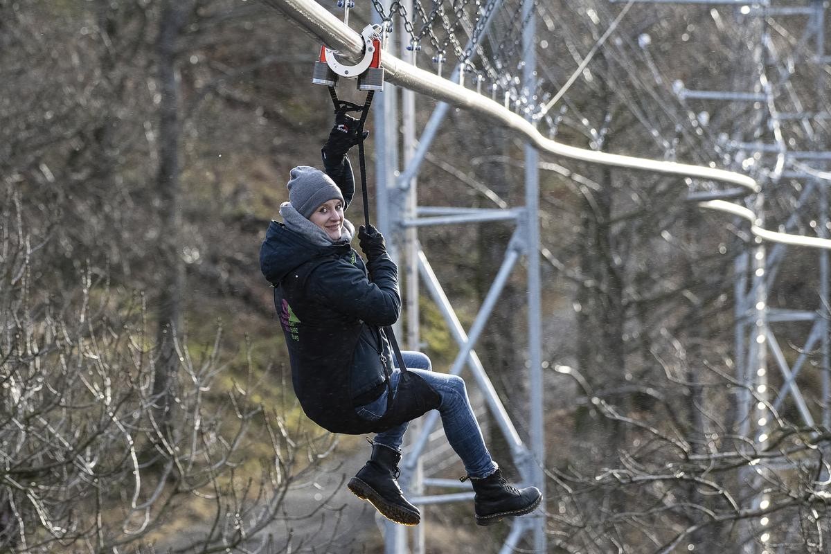 Eva-Christin Ronkainen-Kolb, Geschäftsführerin der HarzVenture GmbH, schwebt mit der Baumschwebebahn Harz am Burgberg. Mit dem Image als Urlaubsregion für alte Menschen kämpft der Harz seit Jahren. Zu den populärsten Neubauprojekten zählen der Baumwipfelpfad und die Baumschwebebahn am Burgberg.