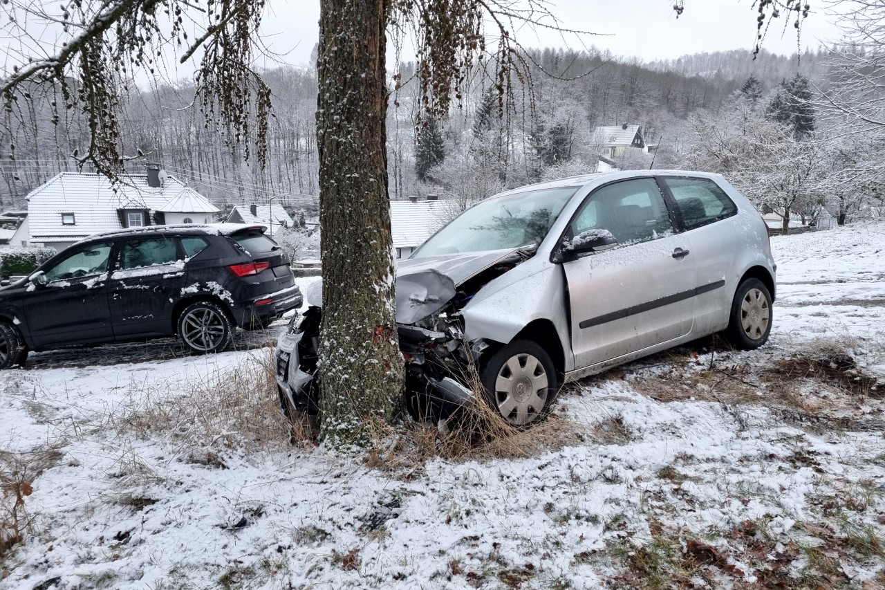 Ein Auto krachte bei einem Glatteis-Unfall am Freitag in Siegen vor einen Baum.