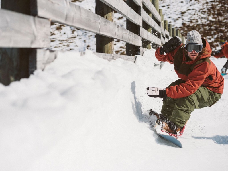 Skimode in dezenten Farben, die auch abseits der Piste alltagstauglich ist, zeigt auch Hersteller Burton in seiner aktuellen Kollektion.