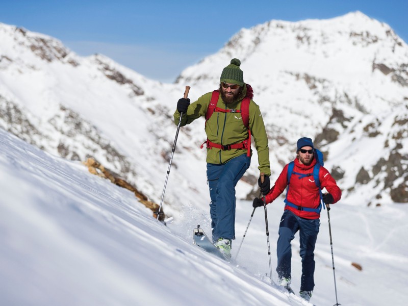 Bergauf schwitzen, bergab kalter Wind: Das Skitourengehen beeinflusst die Wintersportmode, sie orientiert sich immer mehr am funktionalen Zwiebel-System.