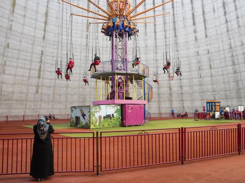 Wunderland Kalkar: Im Kühlturm des einst als Atomkraftwerk geplanten Geländes schraubt sich ein Kettenkarussell bis auf 58 Meter in die Höhe.