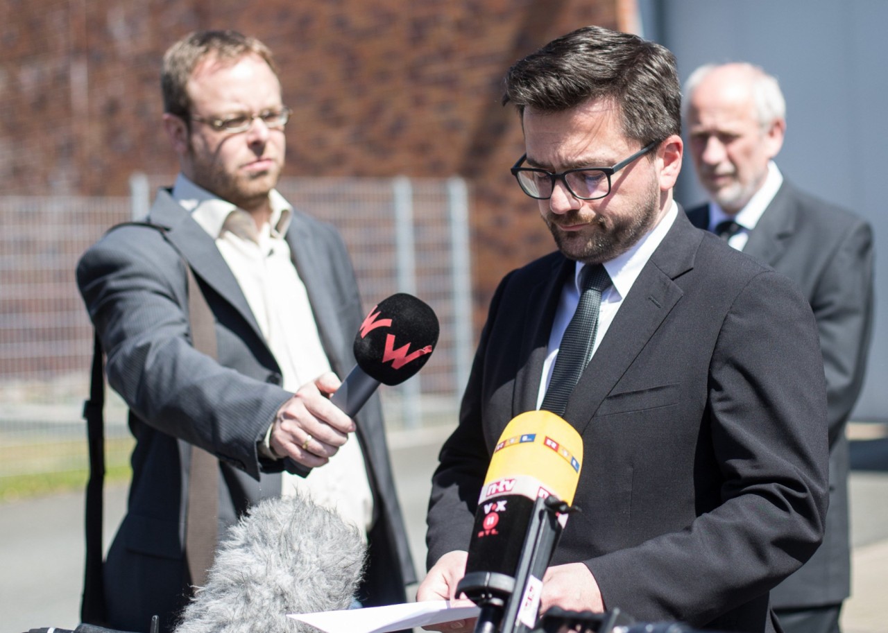 NRW-Justizminister Thomas Kutschaty (SPD) bei seinem kuruzen Statement vor der JVA in Wuppertal-Ronsdorf.