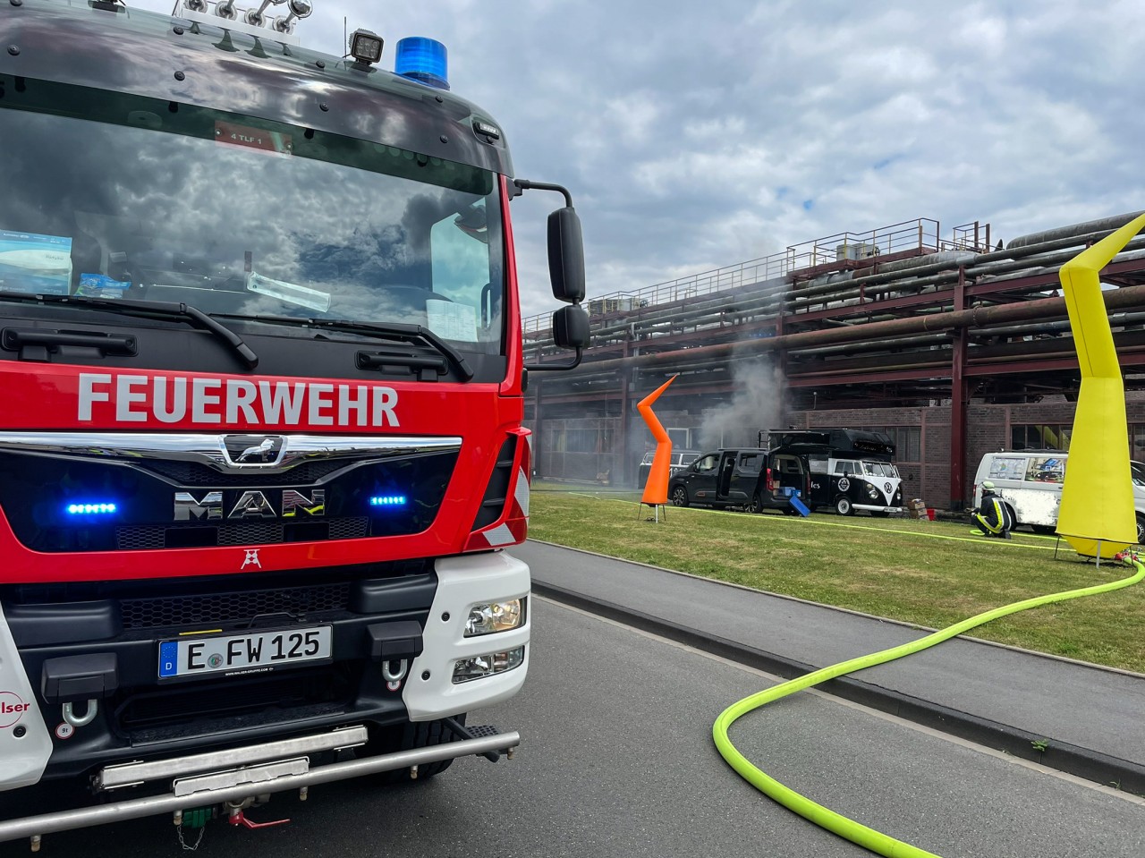 Plötzlich stand ein Foodtruck in Essen in Flammen. Es herrschte große Gefahr: An Bord waren diverse Gasflaschen.