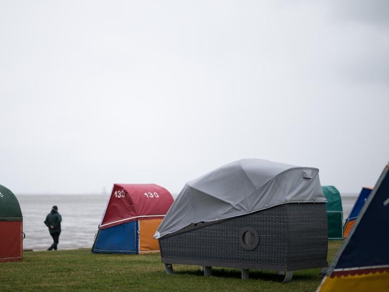 Zwischen den gewöhnlichen Strandkörben sticht der Schlafstrandkorb in Otterndorf an der Nordsee hervor.