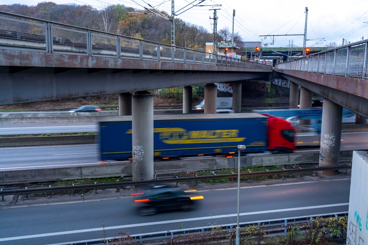 Ein Lkw auf der A40 bei Duisburg. 