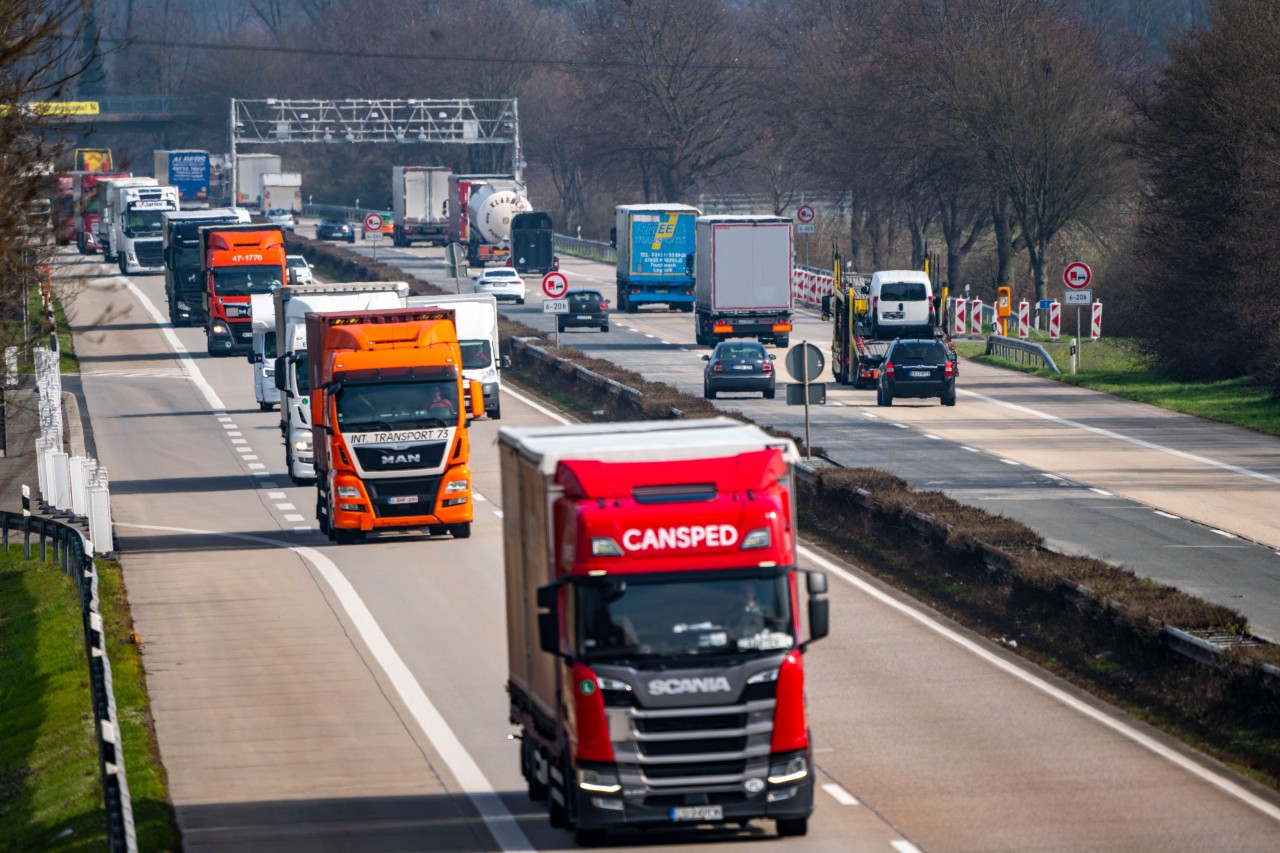 Ein Lkw-Fahrer fuhr auf der A40 bei Duisburg ab und hinterließ ein Bild der Zerstörung. (Symbolbild)