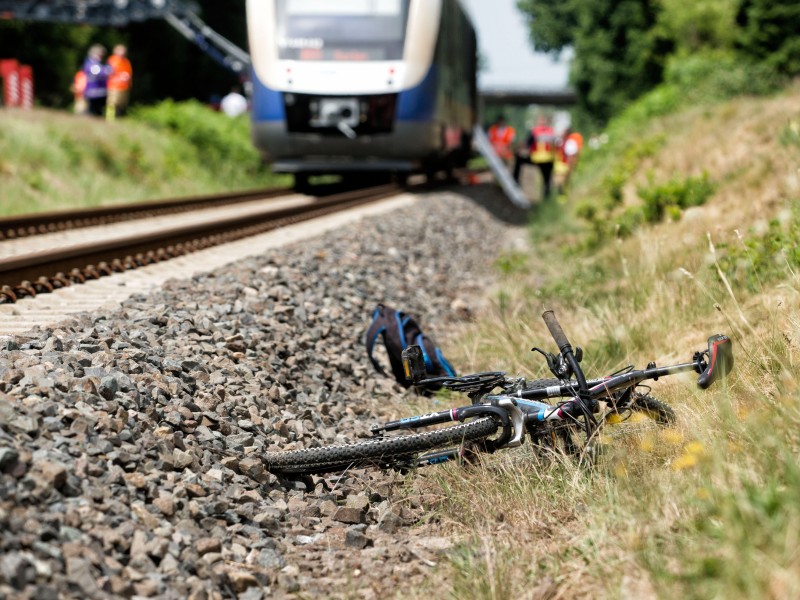 Der Junge (15) fuhr über einen unbeschrankten Bahnübergang, als er vom Zug erfasst wurde.