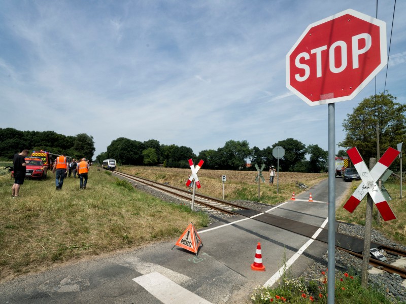 Die Polizei sicherte die Unfallstelle, Notfallseelsorger kümmerten sich um Angehörige und Augenzeugen.