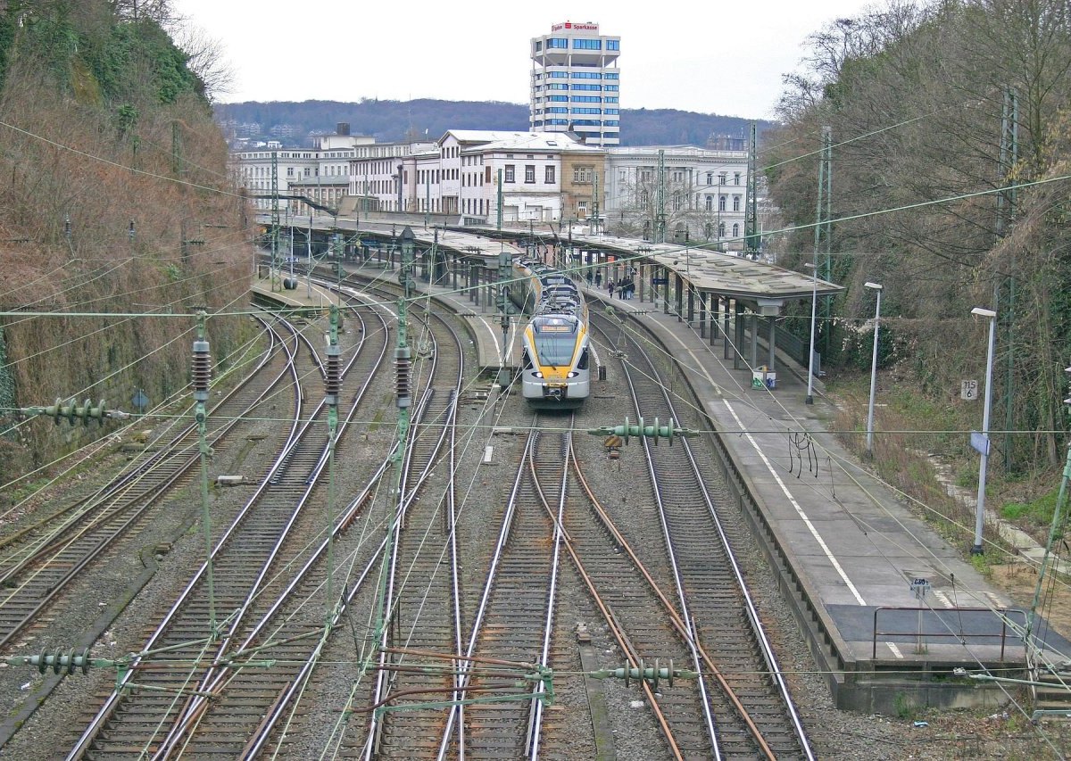 bahnhof_wuppertal_hbf_07_bahnsteige~c8c3c6cb-7a81-4f8a-8032-227ae1c18086.jpg