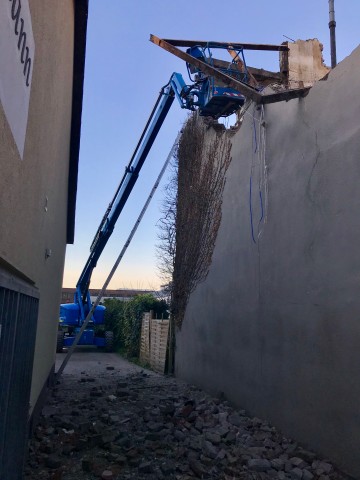 Stahlträger und Mauerwekr krachten auf die Arbeitsbühne.