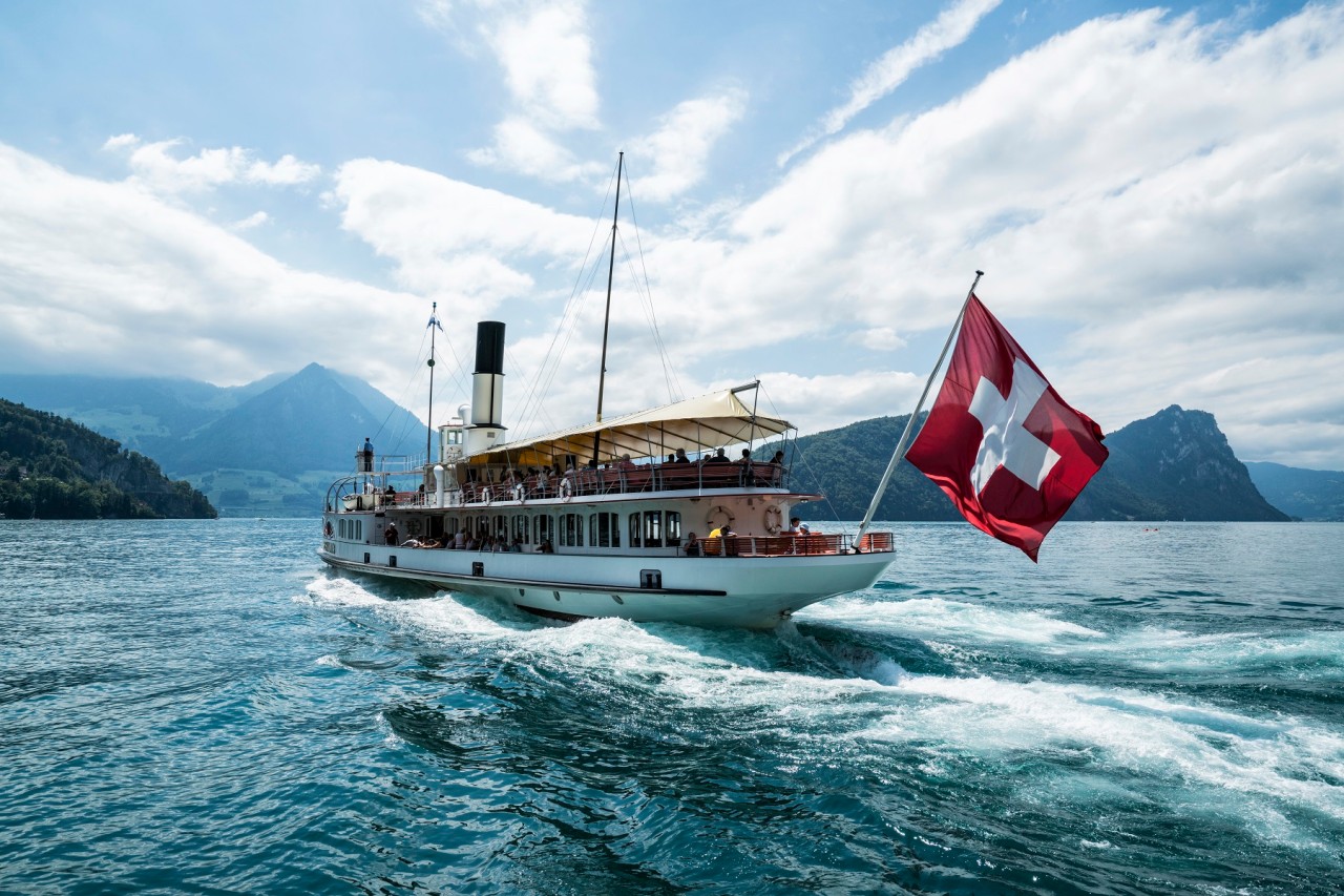 Die Schifffahrt mit historischen Schaufelraddampfern oder eleganten Salon-Motorschiffen gehört zu den Highlights in der Region.