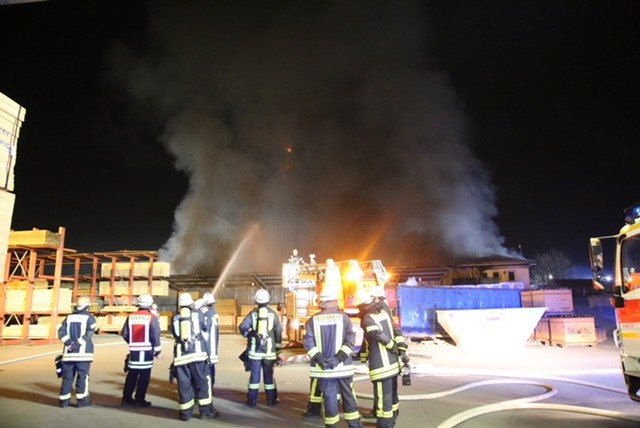 Mit einem Großaufgebot löschte die Feuerwehr den Brand.