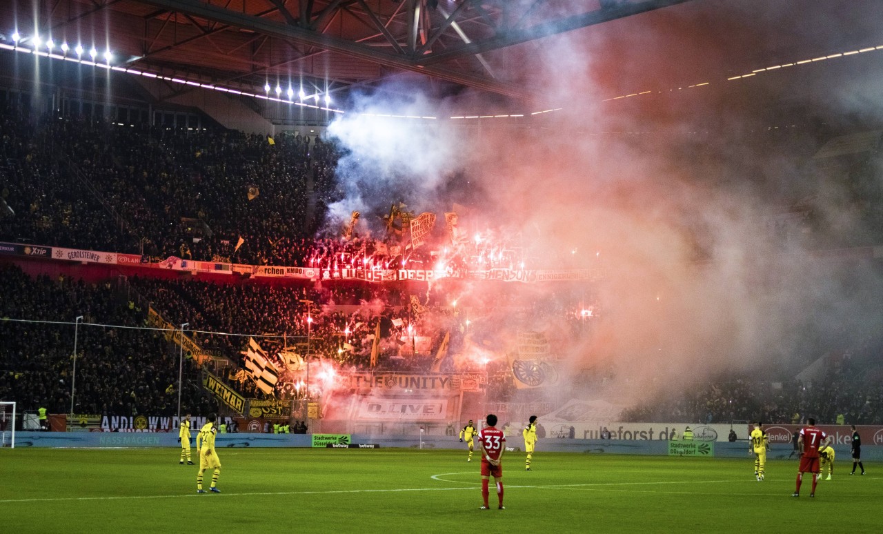 Die Fans von Borussia Dortmund zündeten in Düsseldorf Pyrotechnik.