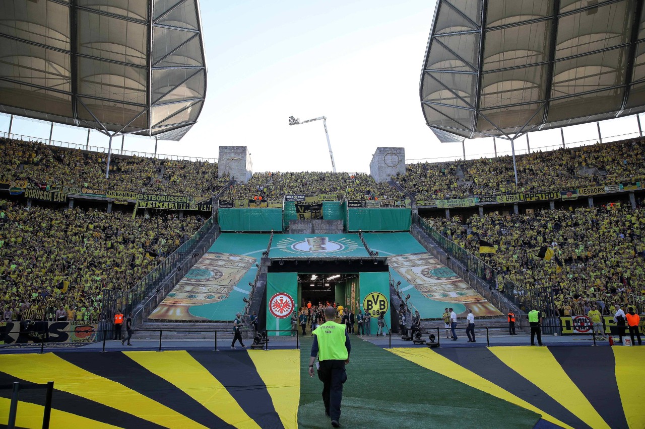 Pickepackevolle Kurve. So sah es bei dem letzten DFB-Pokal-Erfolg von Borussia Dortmund (2017) aus. 