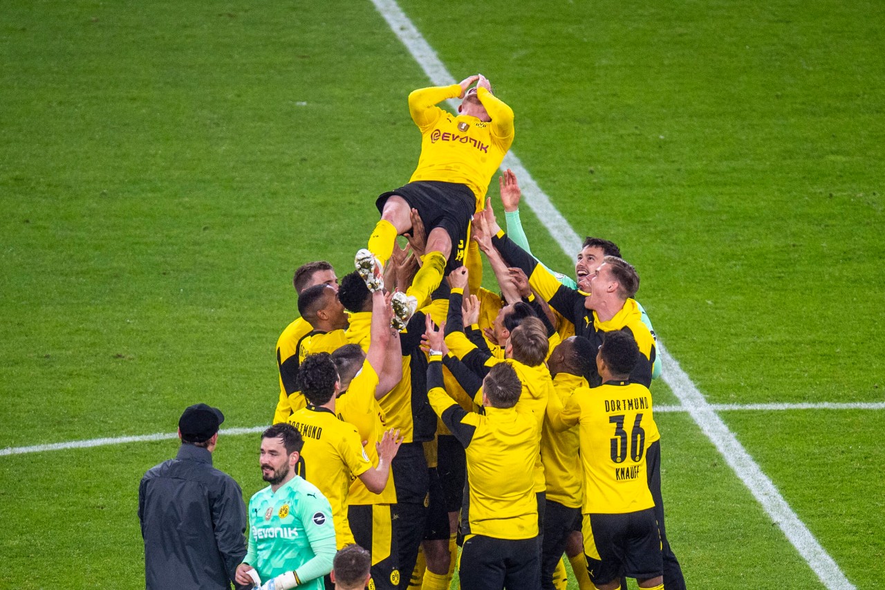 Die BVB-Kollegen heben Lukasz Piszczek in die Luft, werfen den Polen in die Luft.