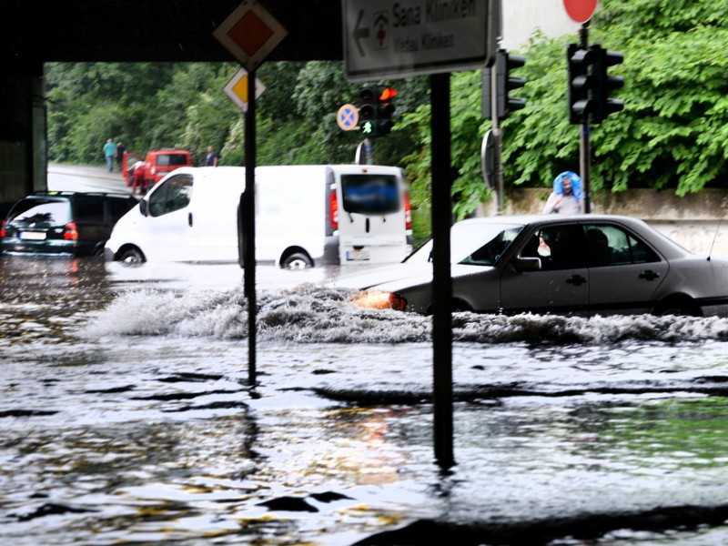 ...oder Duisburg:  Der Starkregen hat viele Menschen an Rhein und Ruhr unvorbereitet erwischt.