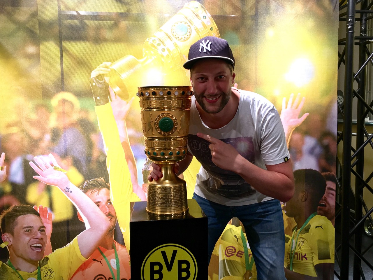 Einmal den Pokal anfassen - der BVB ermöglicht es seinen Fans.