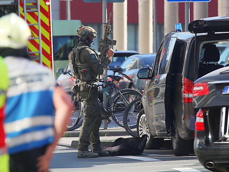 Wegen einer Geiselnahme ist am Montag der Kölner Hauptbahnhof evakuiert worden. Die Polizei hat den Bereich weiträumig abgesperrt.