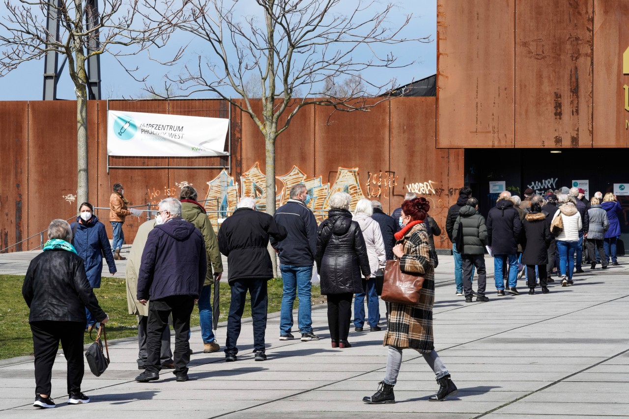 Warteschlange vor dem Corona-Impfzentrum in der Warsteiner Music Hall auf dem Gelände des ehemaligen Hoesch-Hochofenwerks Phoenix-West. 