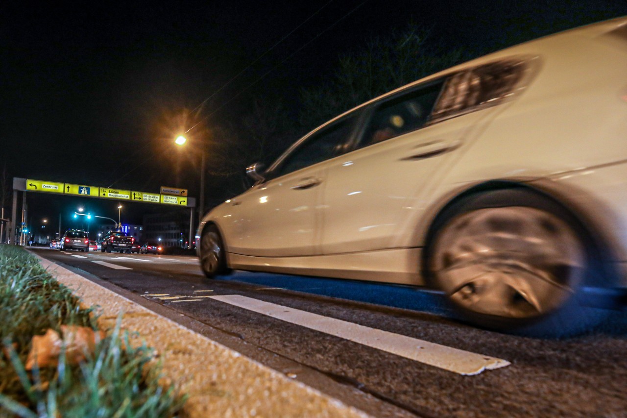 Eine Gruppe Männer fahren am Wall in Dortmund Rennen – doch nicht so, wie du denkst! (Symbolbild)