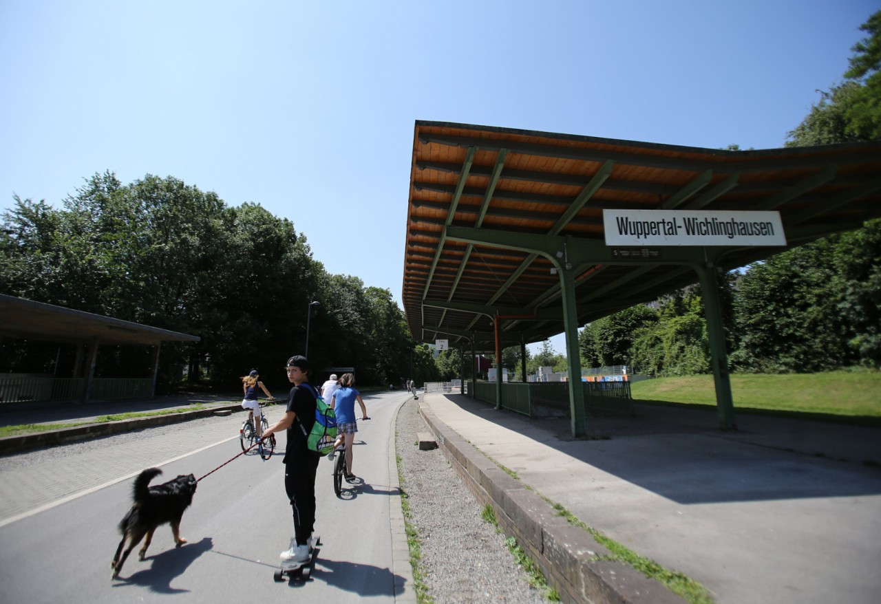 Vorbei an ehemaligen Bahnhöfen.