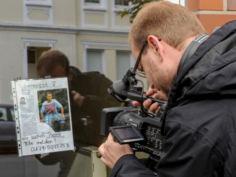 Sieben Monate später, in der ZDF-Sendung Aktenzeichen XY, erklärte Kriminalhauptkommissar Ralf Menkhorst, dass damals zwei Männer aus der Nachbarschaft festgenommen wurden, dass ...