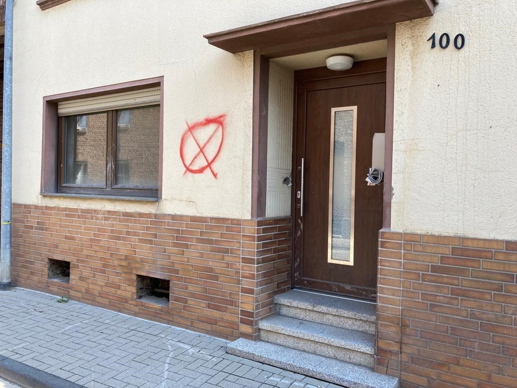 Hochwasser in NRW: An jeder Hauswand in Erftstadt-Blessem befindet sich eine knallrote Markierung. 