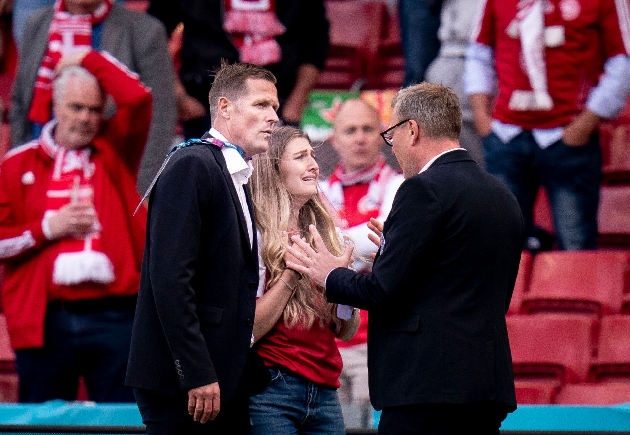 Die Verantwortlichen des dänischen Fußballverbands kümmerten sich am Spielfeldrand um Christian Erikens aufgebrachte Frau Sabrina. 