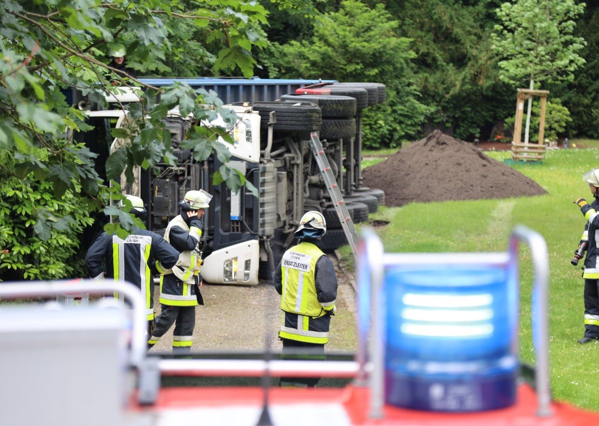 essen-sattelschlepper-umgekippt-friedhof.jpg