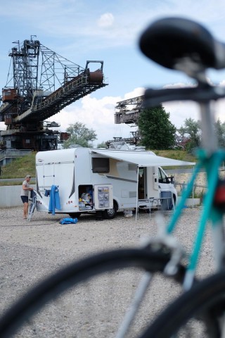 Ein Wohnmobil stehen in Ferropolis vor ausgedienter Bergbautechnik. Wegen Corona finden dort in diesem Jahr keine großen Festivals statt. Mit sogenanntem Pop-up-Camping sollen Urlauber in das Areal gelockt werden. 50.000 Standplätze für Campingfans stehen auf dem Areal zur Verfügung. 