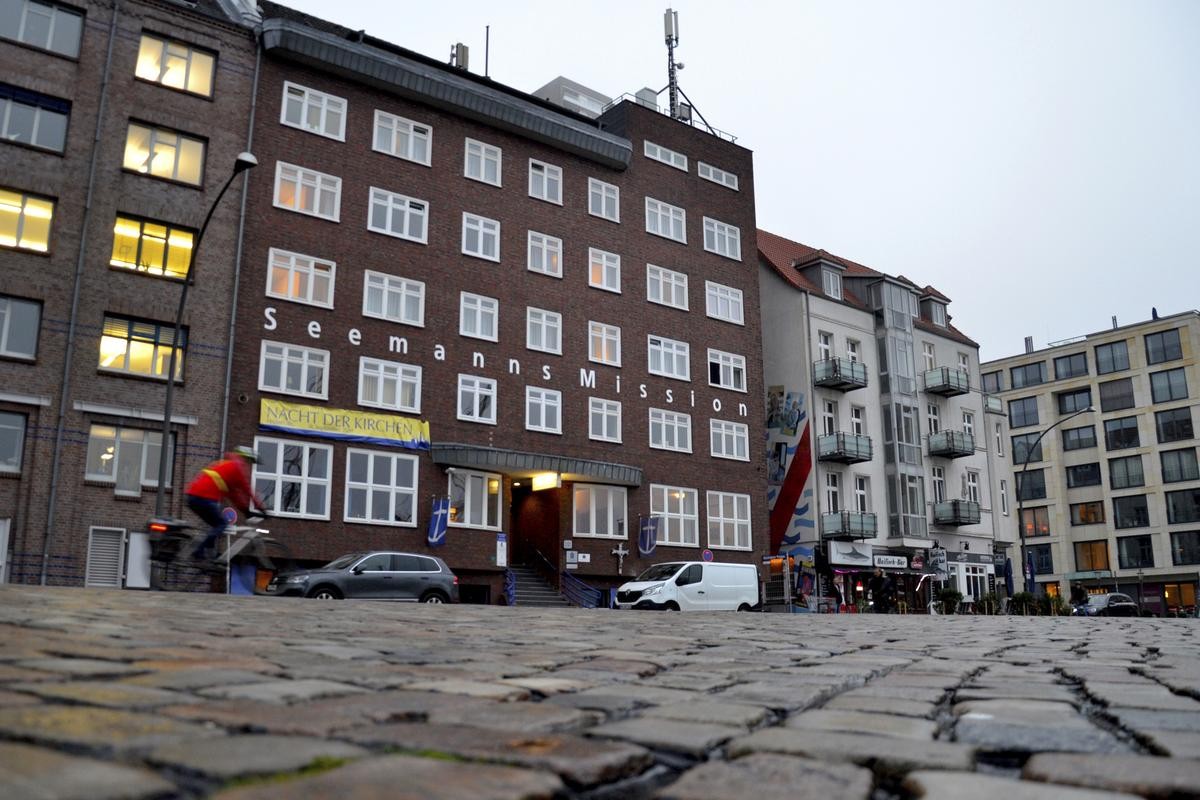 Von außen unscheinbar, bis auf den großen Schriftzug - die Seemannsmission in Hamburg-Altona, in der auch Touristen übernachten können.