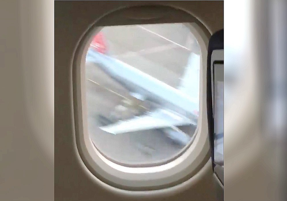 Scharfe Linkskurve, Blick auf abgestellte Maschinen am Boden: Eine Szene aus dem Video von Bord des Air-Belrin-Flugs AB7001.