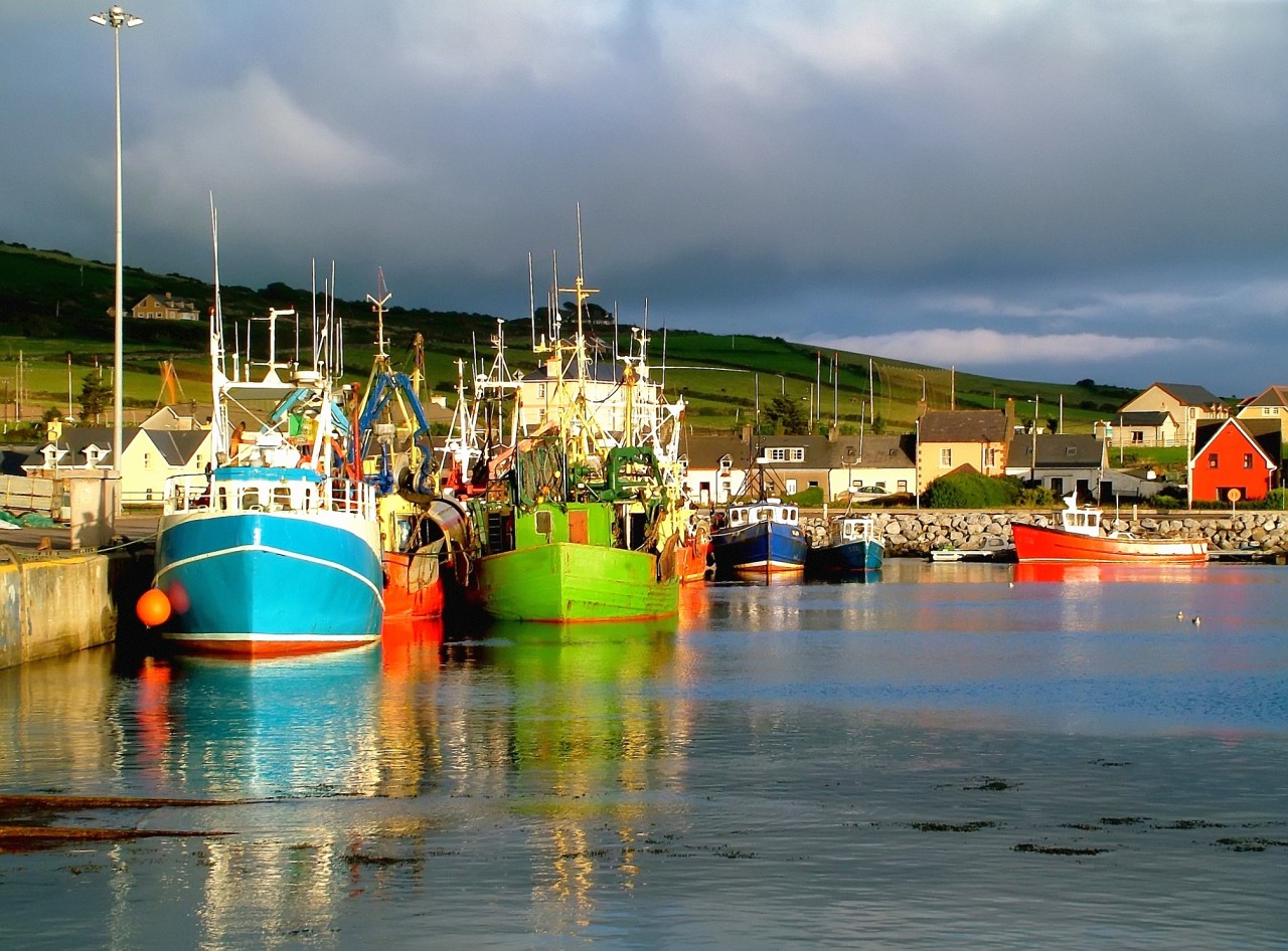 ­Farbenfroh und lebhaft, mit einer Restaurant- und Kneipendichte: Dingle Harbor.