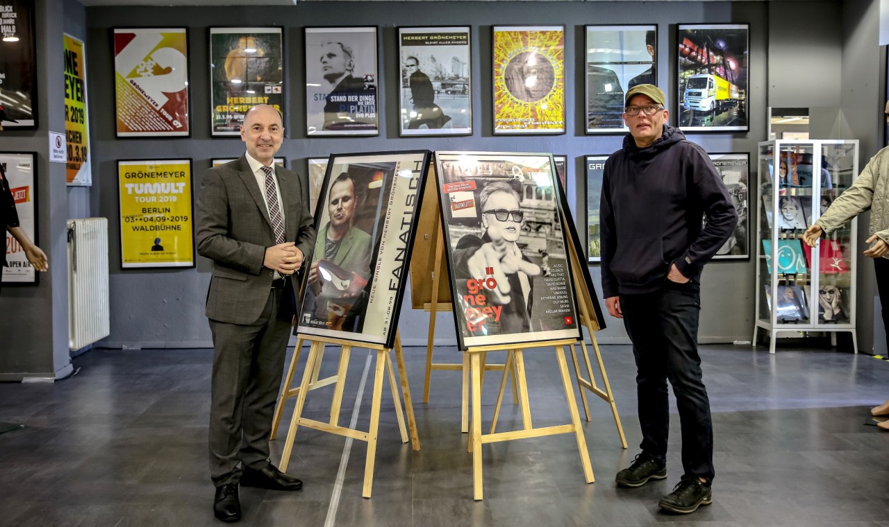 Mario Schiefelbein (l.) und Wolfgang Heß (r.) freuen sich auf die Eröffnung der Grönemeyer-Ausstellung.