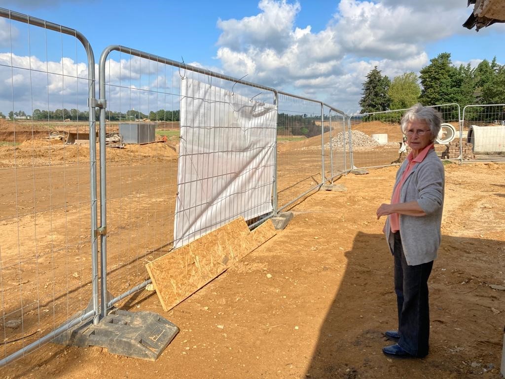 Erftstadt: Waltraud Groten in ihrem Garten direkt neben dem Krater. 