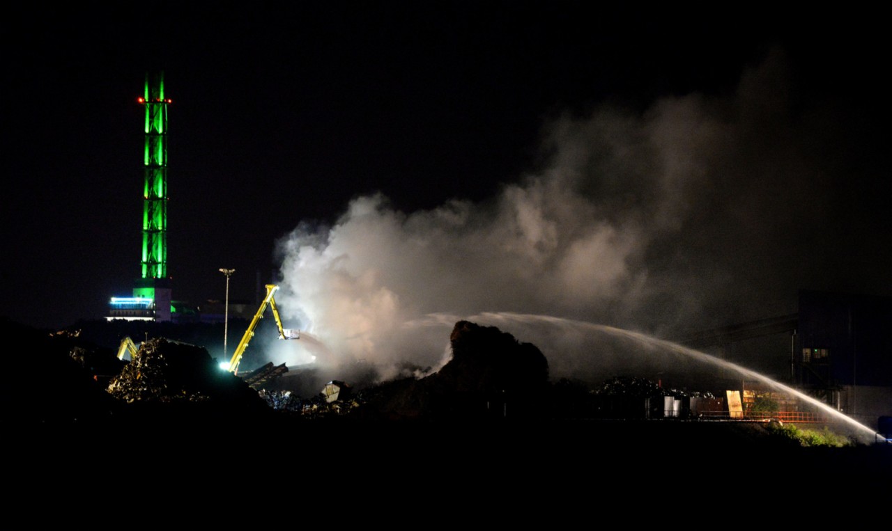 Beim Großbrand auf der Schrottinsel in Duisburg (2014) rückte das Laborschiff Max Prüss dorthin aus.