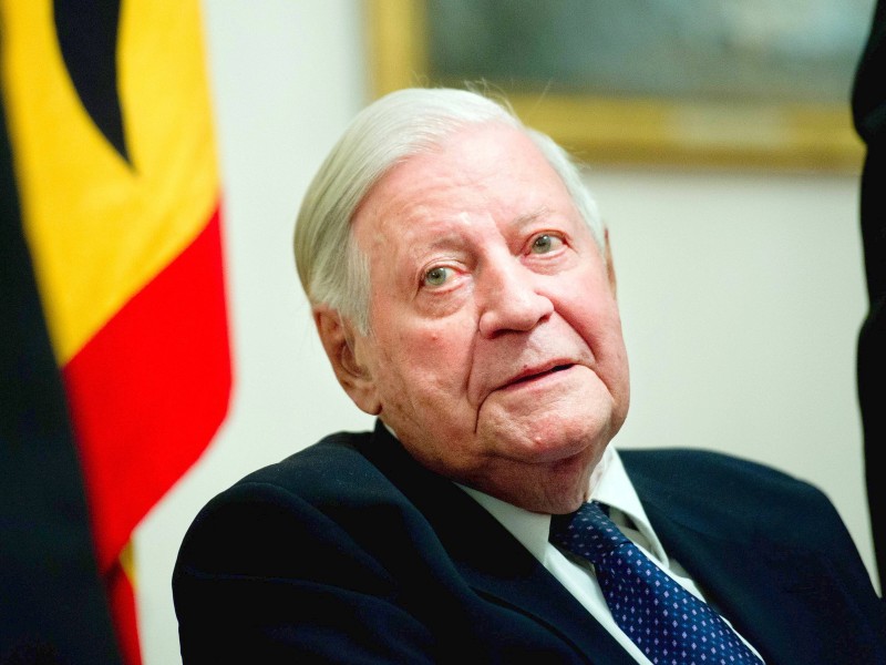 Er war Krisenmanager, Superminister und von 1974 bis 1982 Bundeskanzler – doch auch nach seinem Ausscheiden aus der aktiven Politik genoss Helmut Schmidt über Parteigrenzen hinweg großes Ansehen. Der Sozialdemokrat, der am Dienstag im Alter von 96 Jahren starb, galt bis an sein Lebensende als politische Instanz. Als Herausgeber der „Zeit“, als Autor zahlreicher politischer Bücher und gelegentlich als Gast in einer Talkshow mischte sich Schmidt weiterhin in öffentliche Debatten ein. Für viele seiner Anhänger war er der „ewige Bundeskanzler“: Das Bild zeigt Helmut Schmidt bei einem Bankett von Bundespräsident Joachim Gauck anlässlich Schmidts 95. Geburtstages im Schloss Bellevue in Berlin.