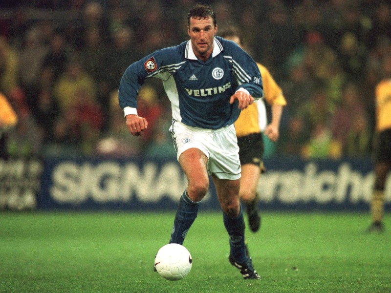 René Eijkelkamp (1997-99) (56 Spiele / 9 Tore).
René Eijkelkamp kam im Juli 1997 nach dem Schalker Uefa-Cup-Sieg vom PSV Eindhoven nach Gelsenkirchen. Der schlaksige Stürmer wirkte immer etwas hüftsteif. Doch durch seine unorthodoxe Spielweise wurde er schnell zum Publikumsliebling auf Schalke. 1999 beendete der Hühne wegen anhaltender Achillessehnen-Beschwerden seine Karriere.