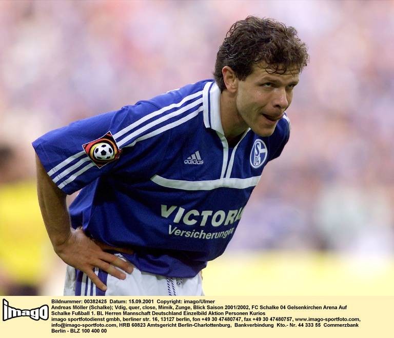 Andreas Möller im Spiel am 15. September 2001 gegen den BVB. Foto: Imago