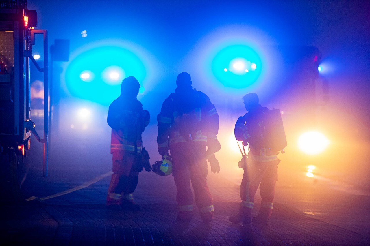 Die Feuerwehr musste nach einem Brand in einem Hagener Mehrfamilienhaus zwei Leichen bergen. (Symbolbild)