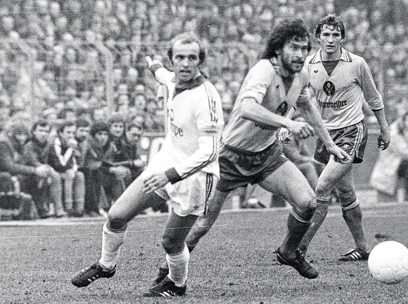 Wolfgang Dremmler (r.) spielte in der Bundesliga-Spielzeit 1977/78 zusammen mit Paul Breitner (M.) für Eintracht Braunschweig.