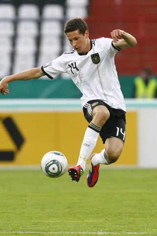 Auf dem Radar aufgetaucht: Julian Draxler hat einen rasanten Aufstieg hinter sich. Letztes Jahr kickte er noch in Schalkes A-Jugend, nun steht er immer wieder in Schalkes Startelf. Klopft er bald auch an der Tür zur Nationalmannschaft? Die Antwort lautet ja, aber die EM 2012 kommt für ihn wohl noch zu früh.